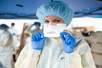 heath worker in mask, gloves, surgical gown