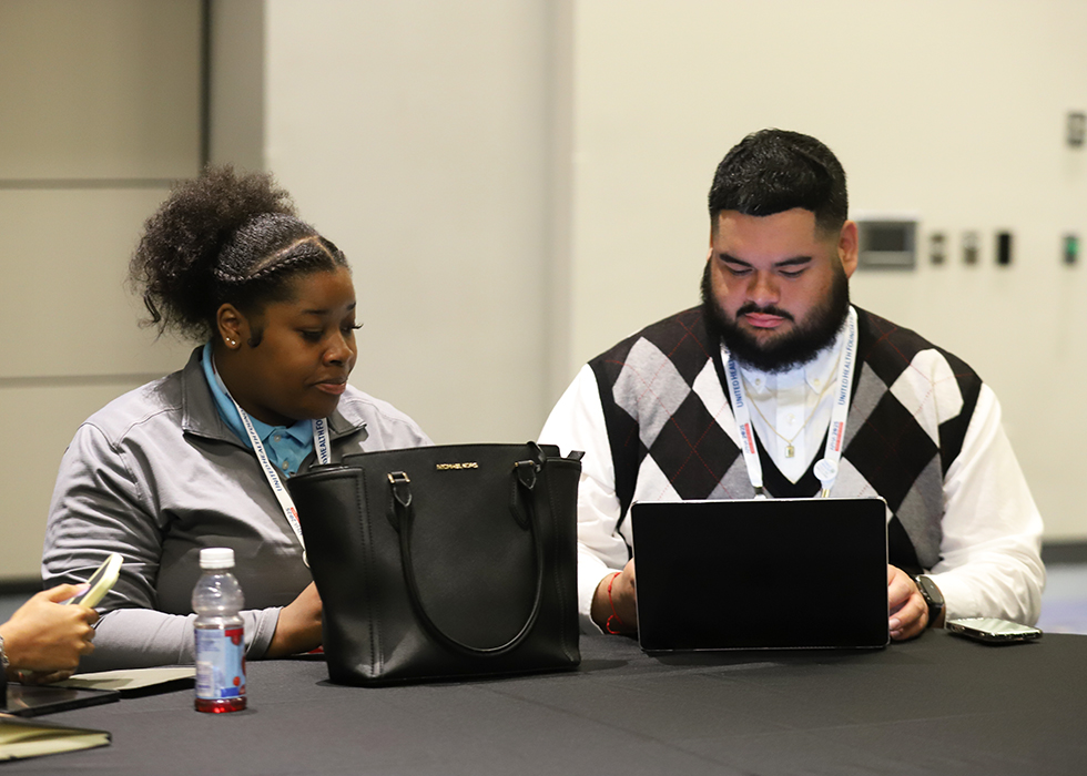 Monday_working_table_2025_700 Monday_working_table_2025_700