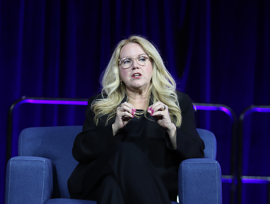 Sunday_stage_woman_2025_700