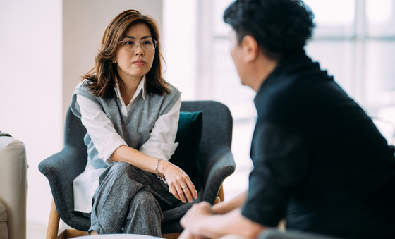 A Therapeutic Dialogue between an Asian Female Psychologist and a Man
